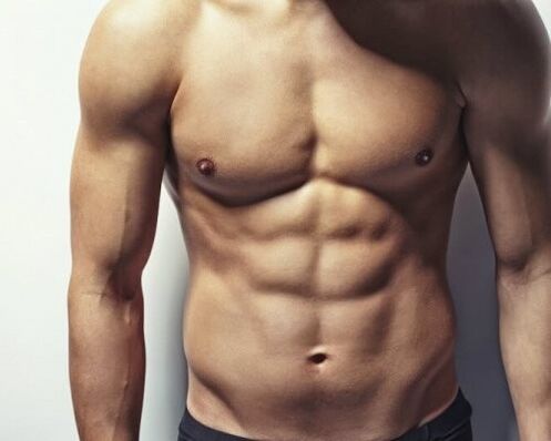 Un homme avec une bonne forme physique